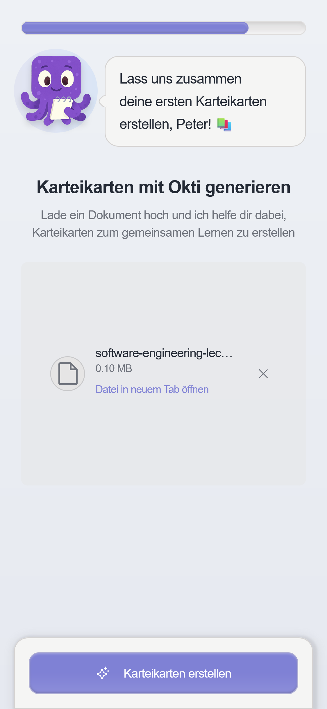 Ein Screenshot zeigt das Onboarding der KI-Lernapp okti mit einem fortgeschrittenen Fortschrittsbalken und einem Oktopus Maskottchen in der linken oberen Ecke. In dem Onboarding kann man ein Dokument über ein Eingabefeld hochladen und über den Button "Karteikarten erstellen" automatisiert Karteikarten mit KI kostenlos generieren lassen.